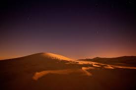 Pemandangan Malam di Gurun Namib Melalui Lensa Fotografi